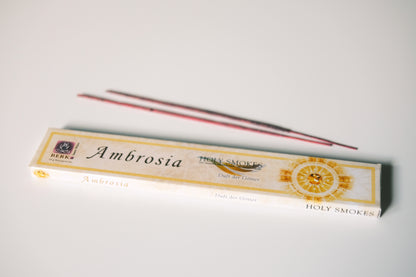 Packung Ambrosia Räucherstäbchen von Berk mit zwei losen Stäbchen auf hellem Grund