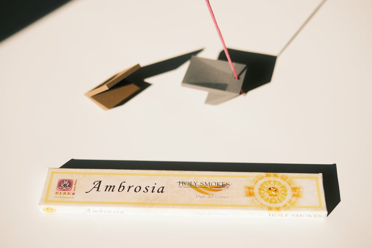 Packung Ambrosia von Berk mit zwölf handgerollten Räucherstäbchen vor zwei BAL Haltern
